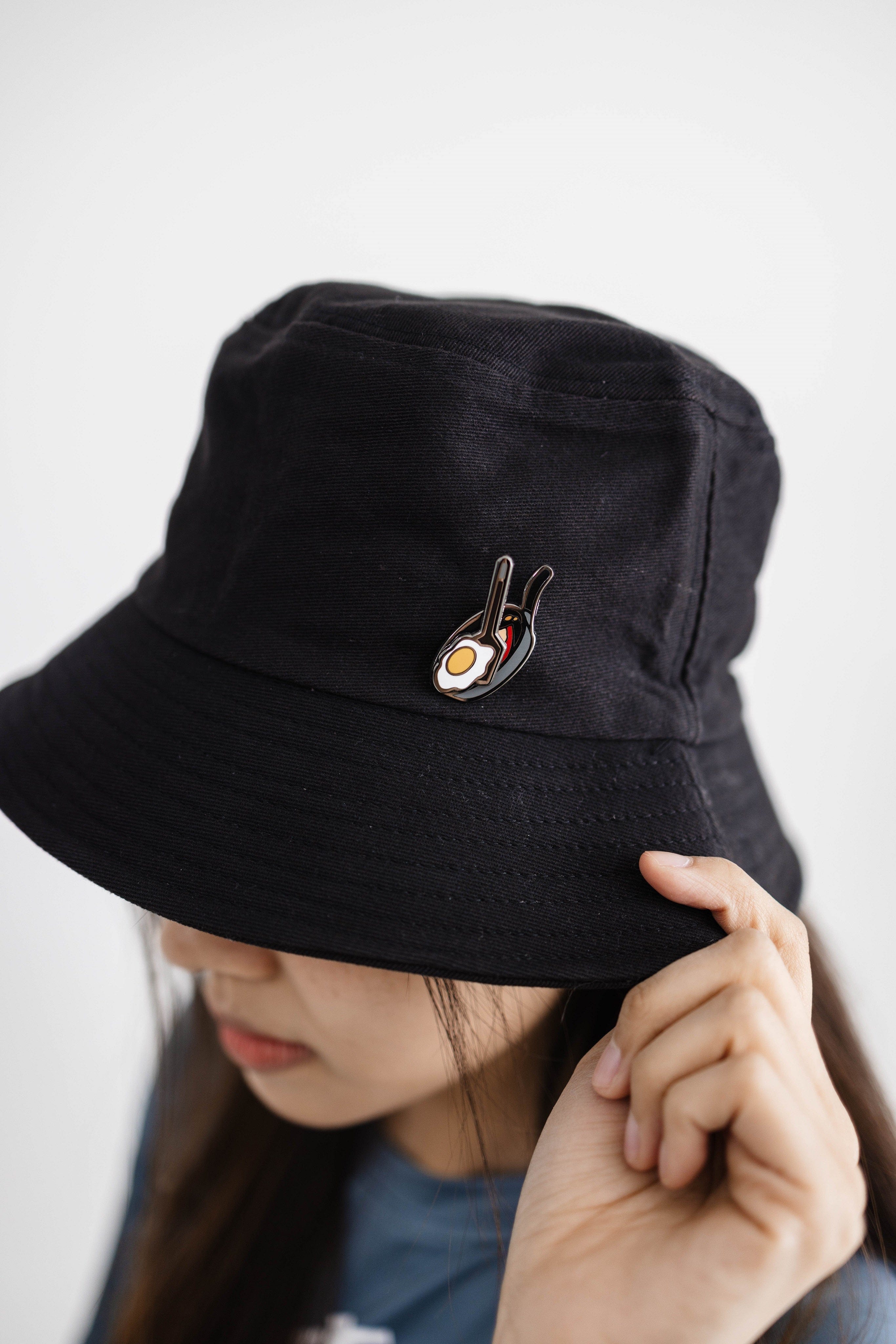 Pin Fried Egg Interactive Sliding Enamel Pin PIN-FRYEGG